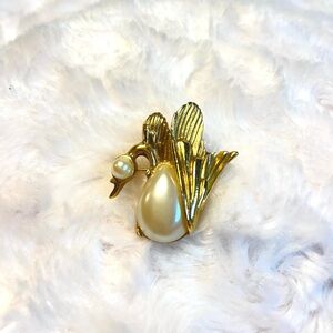 Vintage 1928 Brand Swan With Faux Pearl Belly And Face Brooch 1.25”